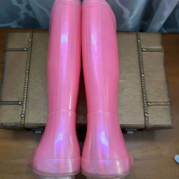 Vibrant iridescent Pink Rain Boots - Picture 4 of 6